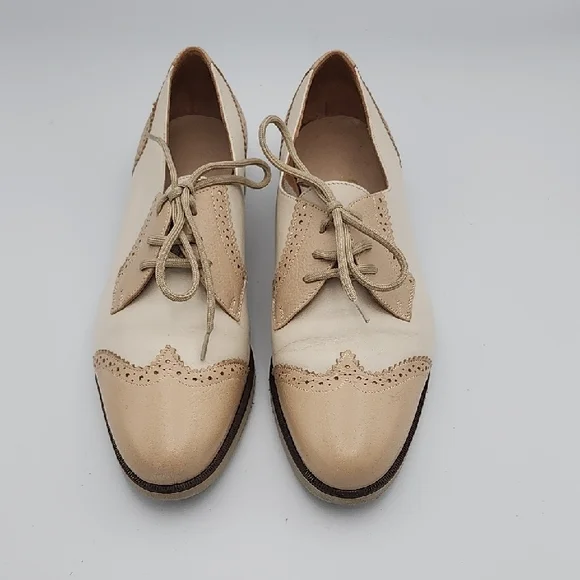 FERRAGAMO Cream & Tan Wingtip Laced Oxfords, Size 6½C - Picture 2 of 7